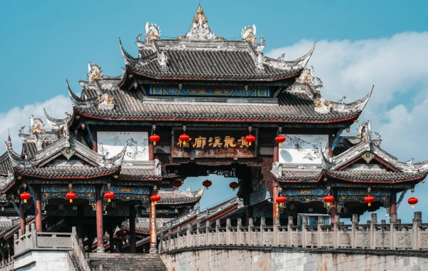 Huanglongxiの古代の町: 3つの王国からの活気ある旅 天府のウォータータウンへ