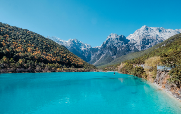 Lijiang Blue Moon Vallée : Sapphire est tombé dans le monde humain et le pur poème du royaume divin des montagnes de neige