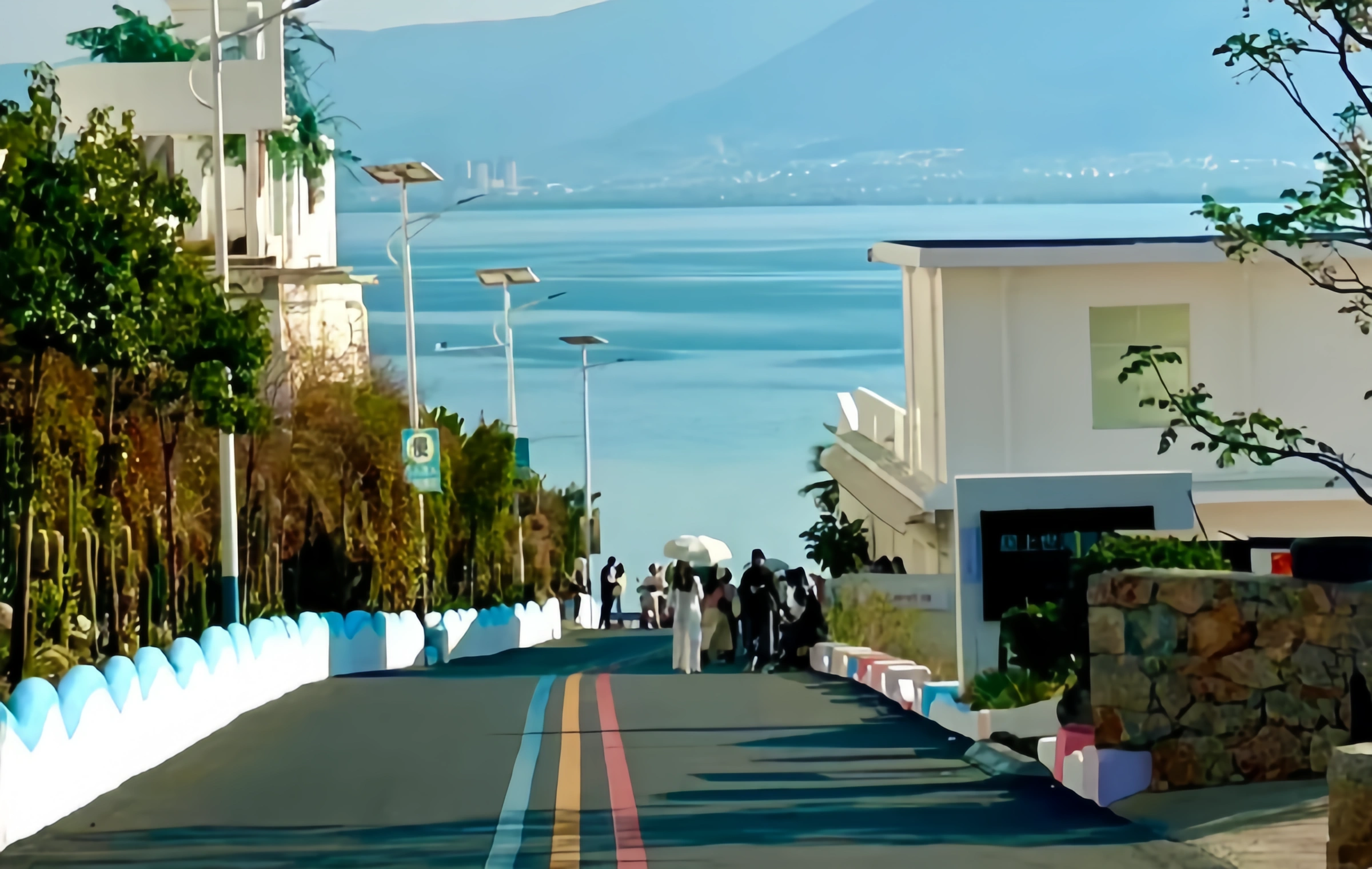 雲南レインボーハイウェイ:ハイマウンテンリフトからカラフルな雲の南へ流れるギャラリー