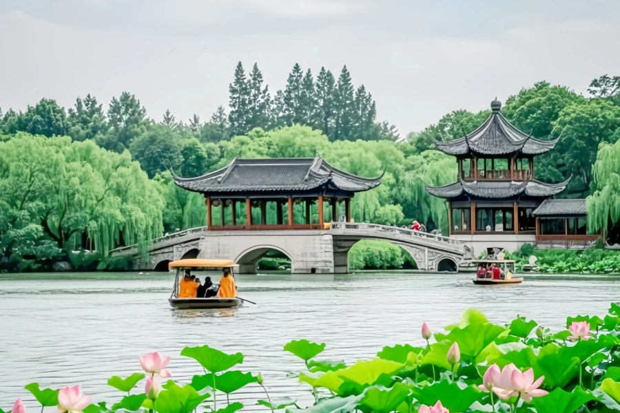 West Lake: Eine Reise durch orientalische Ästhetik tauchte in einen Pool von Emerald Water für ein Tausend Jahre ein-4