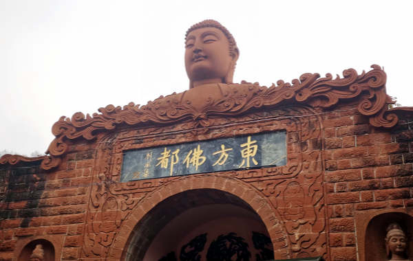 동부 불교 수도 : 10 천불 부처와 링윤 산의 발에 돌 조각 예술의 보물 집