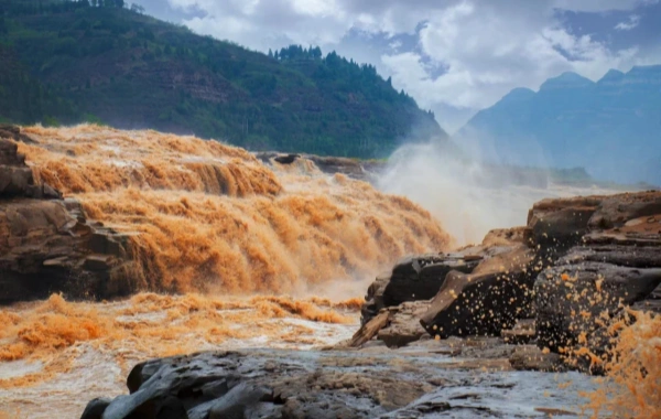 Day 3: Yan'an → Hukou Waterfall (overnight in the scenic area)