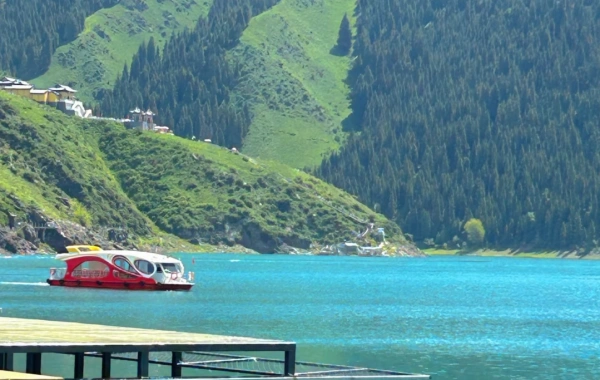 Día 1: Lago Tianchi - Xinjiang Uygur Museo de la Región Autónoma - Gran Bazar Internacional