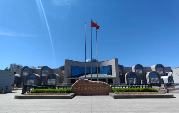 Día 1: Lago Tianchi - Xinjiang Uygur Museo de la Región Autónoma - Gran Bazar Internacional