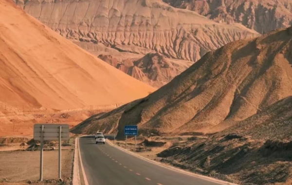 Día 2: Urumqi – Turpan (Rail de alta velocidad) – Montañas Flaming (Conducción Escénica) – Gran Cañón Tuyugou – Bezeklik Mil Cuevas Buda