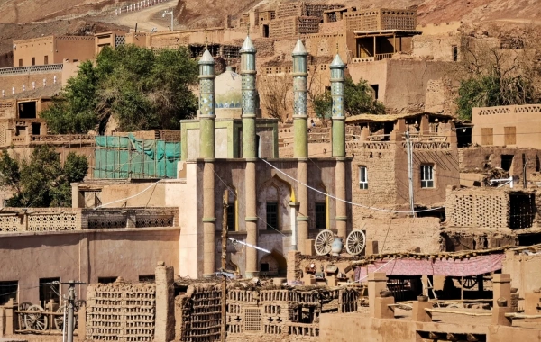 Día 2: Urumqi – Turpan (Rail de alta velocidad) – Montañas Flaming (Conducción Escénica) – Gran Cañón Tuyugou – Bezeklik Mil Cuevas Buda